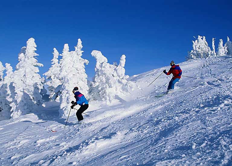 Skifahren in Österreich auf der Piste mit Fokus auf Skireisen, Kosten und Wintertourismus