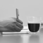 Notar bei Vertragsunterzeichnung mit Dokumenten für Immobilien, Business und finanzielle Entscheidungen