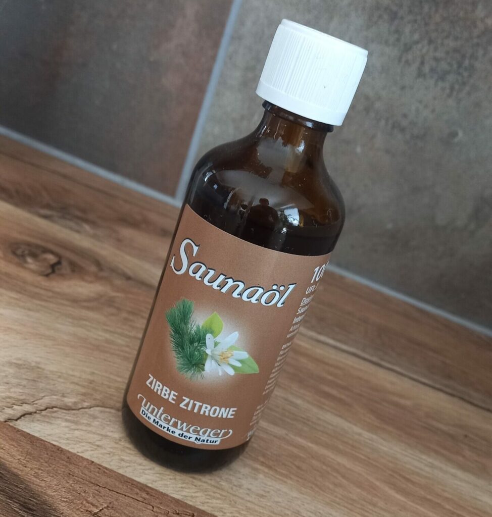 Saunaoel mit Zirbe und Zitrone fuer moderne Wellness und entspannende Duftwelten